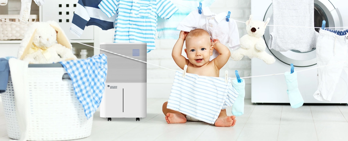 Interakce dítěte s odvlhčovačem MyCond Roomer Hepa 25 v koupelně.