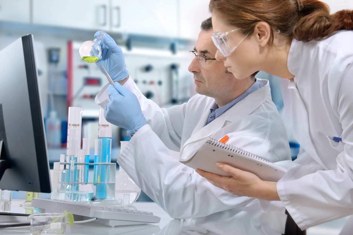 MyCond MHDM-3S Vědci v laboratoři pracují s chemickými činidly.