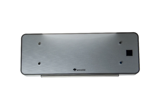 Elegantní stříbrná jednotka MyCond řady Glass Wall fan coil s moderním designem.