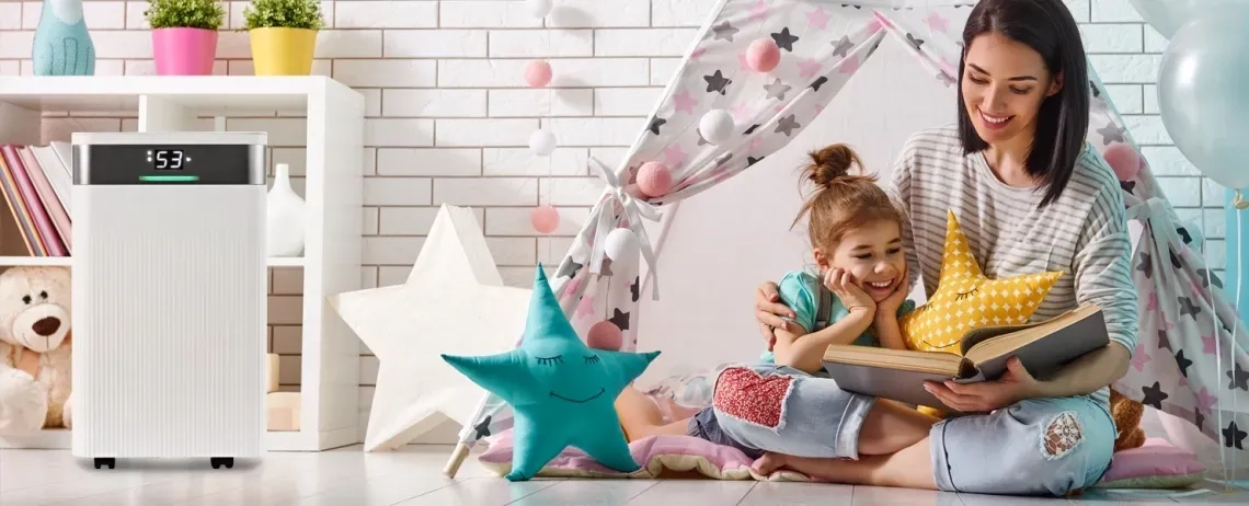 Kompaktní a stylový odvlhčovač vzduchu MYCOND Tibo Eco 12 do dětského pokoje, který nabízí spolehlivé odstraňování vlhkosti a ovládání pomocí Wi-Fi.