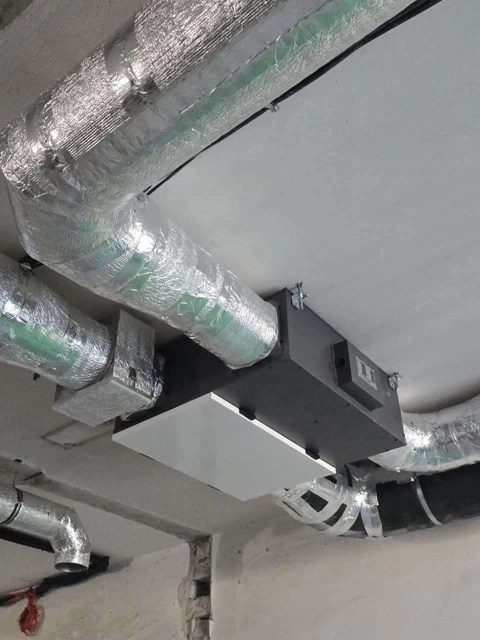Výrobní hala s rekuperačními ventilačními jednotkami Mycond MVC700-A