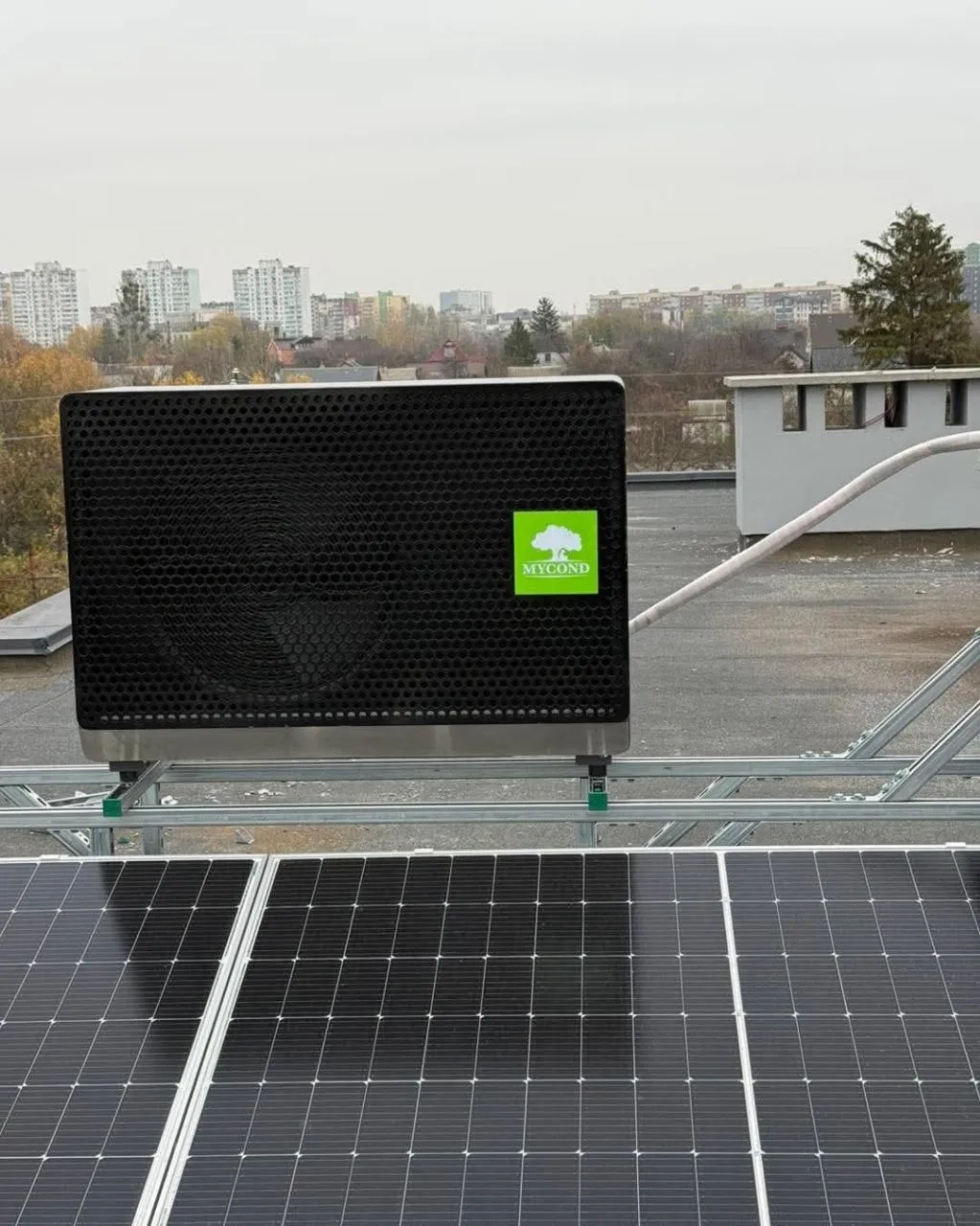 Komerční instalace na střeše s tepelným čerpadlem Mycond BeeSmart
