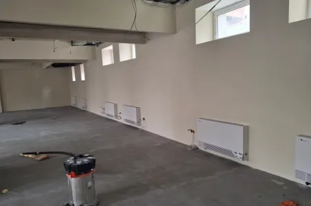 Průmyslový objekt s nástěnnými fan coilovými jednotkami Mycond