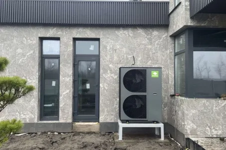 Současný soukromý dům s tepelným čerpadlem Mycond BeeThermic Monoblock